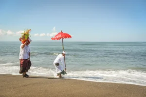 People offering prayers on the beach as a part of Melasti ceremony