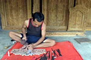 Woodcarver working in Mas Village.
